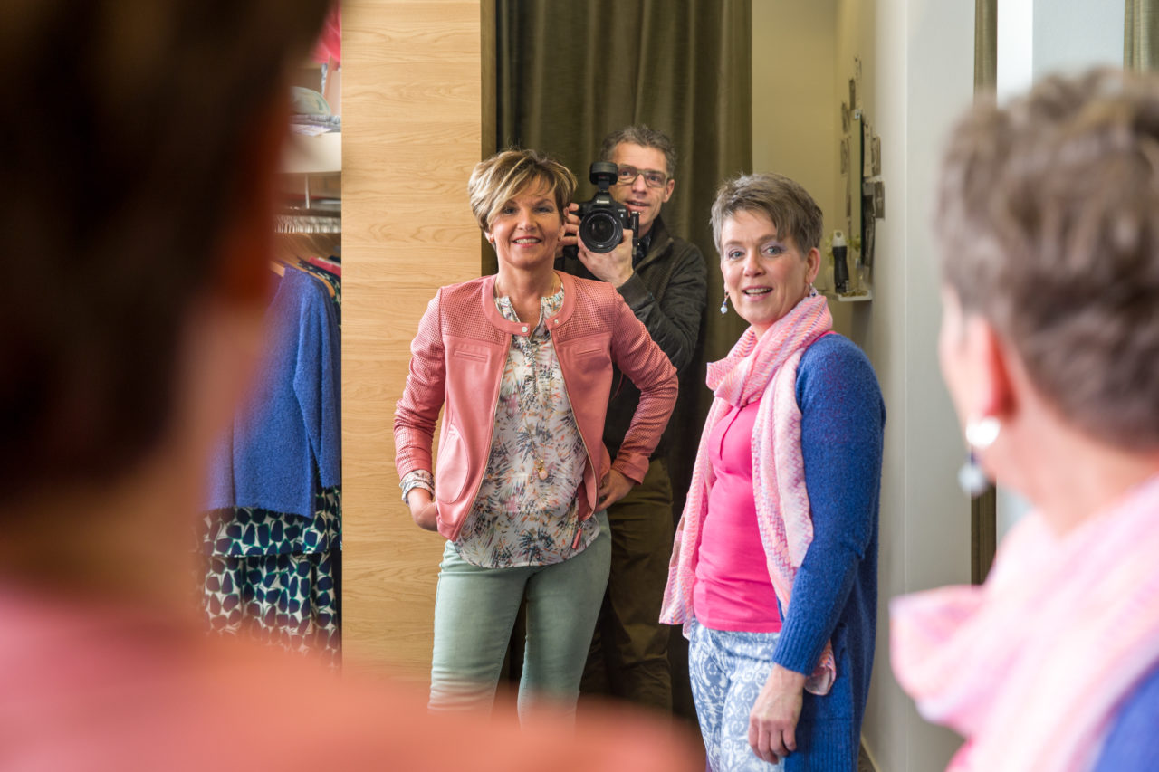 Fotograaf lfred Oosterman aan het werk bij Tulips Damesmode