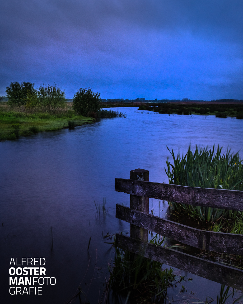 Een winderige en regenachtige ochtend maken het landschap rondom het Eelderdiep nog wat ruiger. Het water staat hoog en stroomt gestaag onder de brug door.