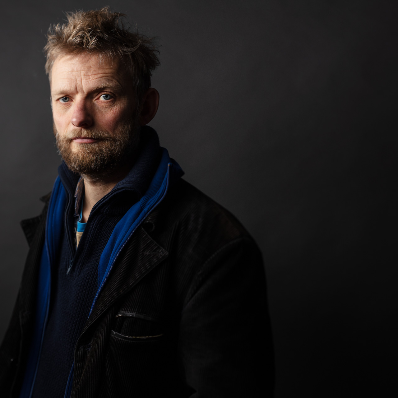 Voor uitgeverij Kleine Uil maakt Alfred Oosterman al een aantal jaren auteursportretten. Je weet wel die kleine foto's achter op een boek. Wat is daar nou aan kun je je afvragen. Nou dat kan ik eenvoudig vertellen. Het schrijven van een boek vraagt veel doorzettingsvermogen en verbeeldingskracht van de auteur. De auteurs die ik voor uitgeverij Kleine Uil in beeld heb gebracht zijn allemaal erg verschillende mensen die een verhaal willen vertellen en dáár zit voor mij het haakje waardoor het zo leuk is om te doen. Een echt persoon die iets te vertellen heeft. Zo ook Jaap Krol, het boek dat hij schreef kwam vorige week uit. 'Bovendien ziet niemand je als je zwemt'. Het presentexemplaar heb ik net binnen, ik ga het lezen. Op de site van Kleine uil lees er er meer over: https://www.kleineuil.nl/proza/bovendien-ziet-niemand-je-als-je-zwemt-details