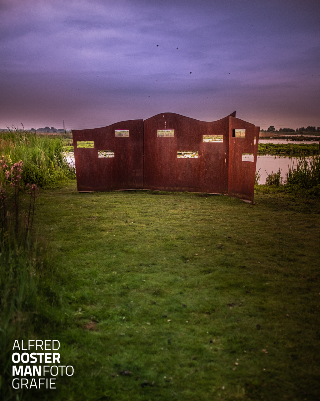 Aan het eind van een slingerend pad door de Onlanden vind je een vogelkijkscherm waar je op je gemak veel verschillende vogels van dichterbij kunt bekijken.