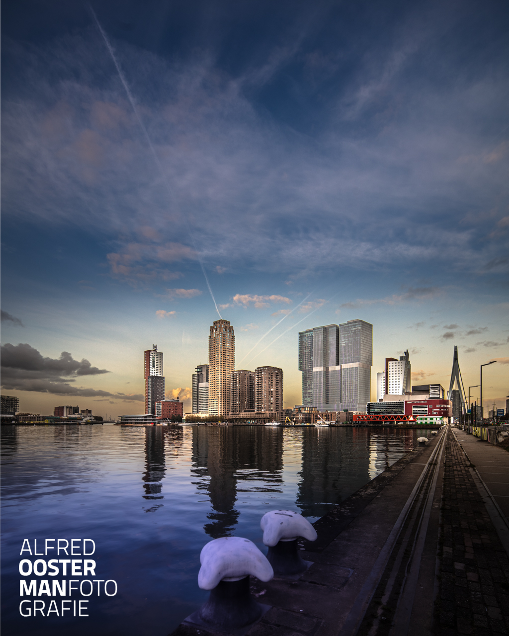 opvallende hoogbouw. Het was als donker toen we naar buiten werden gestuurd en dat heeft mooi beeld opgeleverd. 's Avonds heb ik niet alles gefotografeerd wat ik wilde daarom de volgende ochtend nog weer even op pad. Het resultaat? Kijk zelf maar.