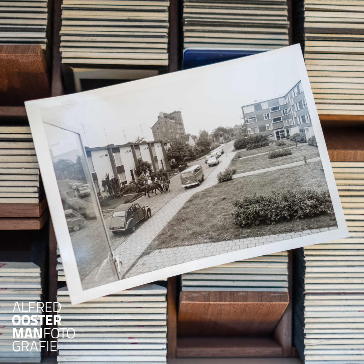 Jaren geleden, ik was denk ik 18 jaar oud kreeg ik mijn eerste camera van een nicht van mijn vader. Het was een Praktica, daar heb ik mijn liefde voor de fotografie een mooie start mee kunnen geven. De afgelopen jaren ben ik regelmatig bij haar op bezoek geweest. Na veertig jaar regelmatig zorg voor haar wilde mijn ouders de zorg voor haar graag delen en hebben mij gevraagd om daarin een rol te spelen. Bij mijn bezoekjes hebben we het vaak over Groningen gehad. Ze had een mooie serie dia's van Groningen van tussen ca. 1912 tot 1960. Met de Groninger tram in de hoofdrol Een tijd geleden heeft ze mij die dia's gegeven en er zit echt prachtig beeld bij. Deze foto heeft ze in 1975 gemaakt vanuit haar woning. Een fraai straatbeeld. Ruim een maand geleden is ze overleden en vandaag, haar geboortedag zou ze 88 jaar geworden zijn. Op deze manier wil ik haar nog herdenken met deze foto uit de oude doos.