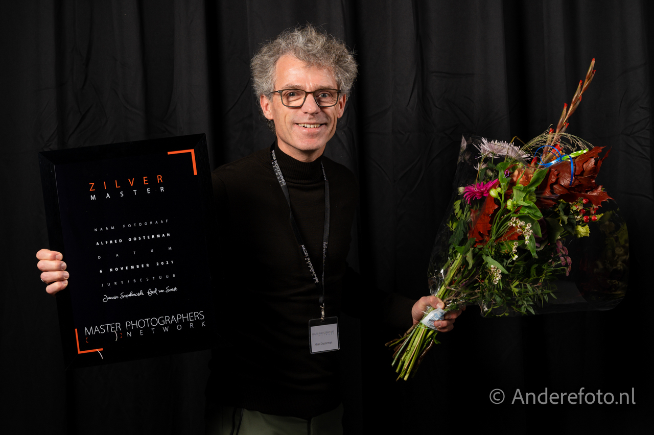 Afgelopen weekend heeft Alfred Oosterman in Rotterdam zijn Zilver Master kwalificatie gekregen. Alfred is sinds 2019 lid van het Master Photographers Network (MPN). De MPN is een groep ambitieuze professionele fotografen. Het doel is om de fotografie van de aangesloten leden te verbeteren. Het kwalificeren is nodig om lid te kunnen zijn van dit netwerk. Door het halen van de Zilver Master Kwalificatie laat Alfred zien dat hij een serie van 20 foto’s kan maken die voldoen aan strenge kwaliteitseisen. In de beoordeling weegt het zwaar dat de foto’s samen een serie vormen met impact. Belangrijk zijn verder een hoge technische kwaliteit, hoe is de verlichting, vlakverdeling en de afdruk kwaliteit. ‘Dit is een mooie waardering voor mijn werk’ zegt Alfred hierover. ‘Door je te ontwikkelen in zowel creatief als technisch vlak leer je steeds beter kijken. ‘Misschien profiteren mijn klanten hier wel het meest van, mijn beeld wordt zo steeds mooier.
