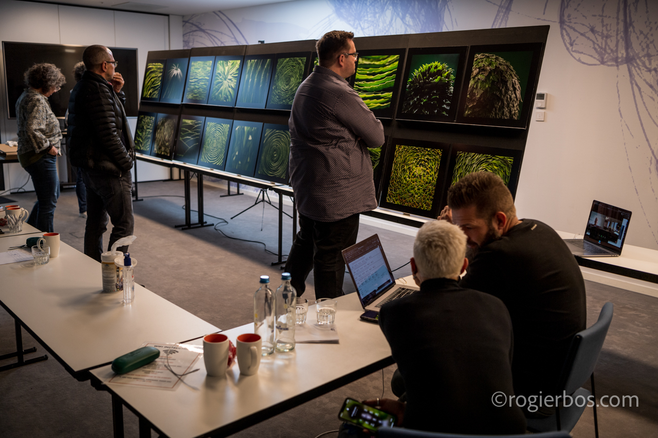 Het panel met 20 foto's van Alfred Oosterman wordt door de internationale jury beoordeeld.