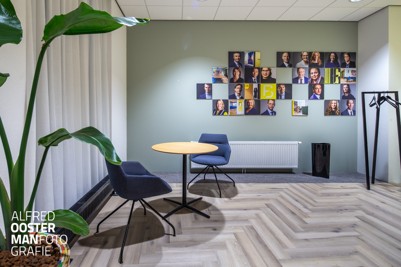 In de wachtruimte van Plas/Bossinade twee wanden met portretten van medewerkers. De portretten worden afgewisseld met interieurdetails van het kantoor. Logo's in de kleur van Plas/Bossinade zijn ook in deze wandpresentatie verwerkt.