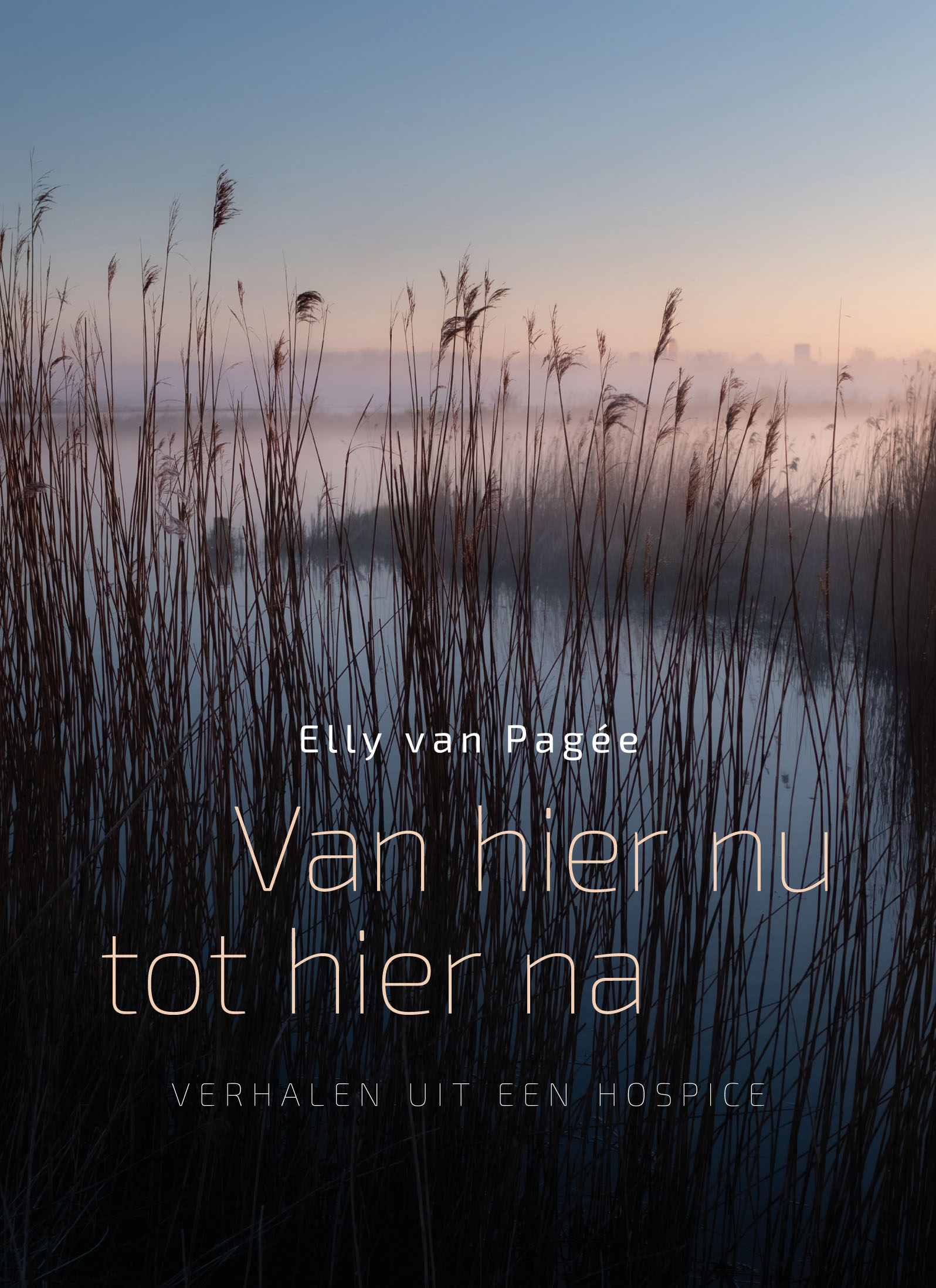 Een goed einde Een hospice is een plek waar mensen in de laatste fase van hun bestaan afscheid nemen van hun leven en hun dierbaren. Het is een huis waar spanning, onbegrip, verdriet en machteloosheid is. Het is ook een plek waar wordt gelachen, waar tederheid, liefde en opbeurende woorden zijn. Een plek waar het leven verdicht is tot de kern van zijn bestaan, nog even… De verhalen in Van hier nu tot hier na geschreven door Elly van Pagée geven een inkijk in de bijzondere wereld van een hospice. Elly van Pagée heeft me kort na de zomervakantie gevraagd om een serie foto’s te vinden bij de verhalen die zij geschreven had. Naar aanleiding van het boek ‘Had kunnen zijn’ wil ze de rollen omdraaien. Foto’s vinden bij verhalen in plaats van verhalen bij foto’s. Een mooi proces waarbij de manier van werken écht anders is. Het is dan ook fijn om te zien dat dit goed samen komt in dit boek uitgegeven door uitgeverij Kleine Uil.