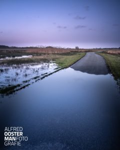 Ongemerktgroot gebied waaronder de stad Groningen kan veel water kwijt in dit mooie natuurgebied. Het leuke is dat je er niets van merkt omdat alles daarin onder controle is. Natuurlijk kun je het wel zien als je door het gebied fietst of wandelt. Doordat het water hoog staat ontstaan er meren ontstaan waar anders alleen maar kleine plassen en sloten zijn. Dat is het mooie van 'in control' zijn. Je staat klaar om op het juiste moment in actie te komen. Zo herken je vakmensen, goed georganiseerd die ervan genieten dat ze ongemerkt alles goed kunnen laten verlopen.