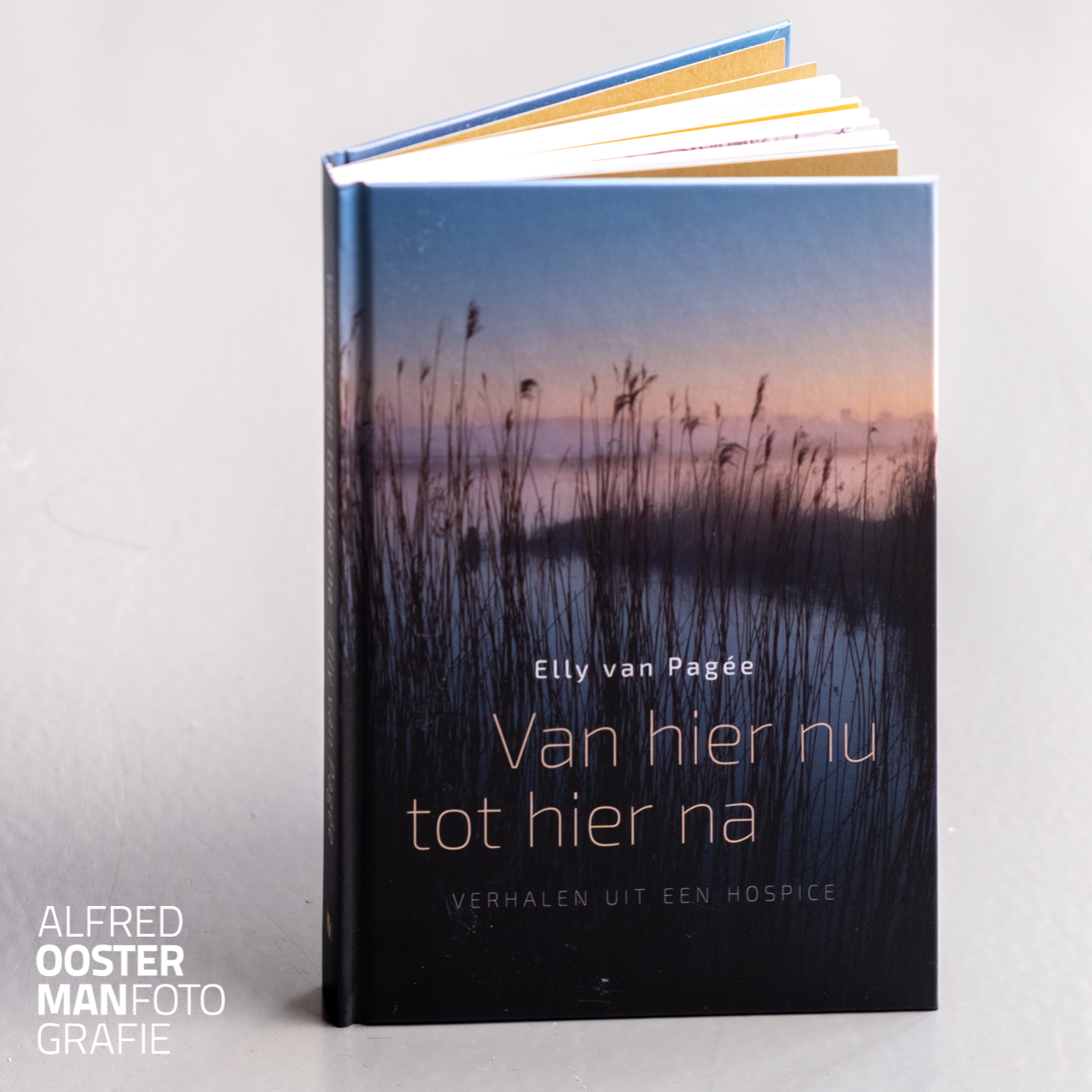 Hospice in Leek. Alweer vijf jaar is er in Leek een Hospice, een plek om op je eigen manier de laatste dagen van je leven te leven. Dat dit in dit hospice in Leek ook daadwerkelijk mogelijk is heeft Elly van Pagée gezien en in de afgelopen jaren opgeschreven. De verhalen en gedichten zijn gebundeld in een boek. Na het schrijven van de verhalen heeft Elly mij gevraagd om de verhalen te voorzien van foto's. Een mooie ontdekkingsreis. Lezen, kijken en ervaren. Met deels nieuwe fotografie en deels werk uit mijn archief ontstond er een serie waaruit gekozen is. Met op de omslag een beeld uit de Onlanden ben ik blij met het resultaat. Het boek is te koop via de boekhandel https://www.daannijman.nl/boek/van-hier-nu-tot-hier-na-9789493170797/ kun je het boek bestellen. De opbrengst van het boek komt ten goede aan het Hospice in Leek.