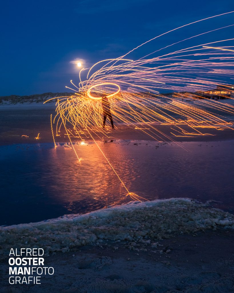 Spetterend Het is alweer een tijdje terug maar het illustreert wel de activiteit van de MPN, mijn beroepsvereniging. Het Master Photograpers Network heeft regelmatig bijeenkomsten waarbij we nieuwe onderwerpen en verrassende fotografie uitproberen. Dit was op het strand van Terschelling. Na een eerlijk diner met zicht over het strand hebben we in het bijna donker nog gespeeld met vuur. Dat levert weer spetterende foto's op.