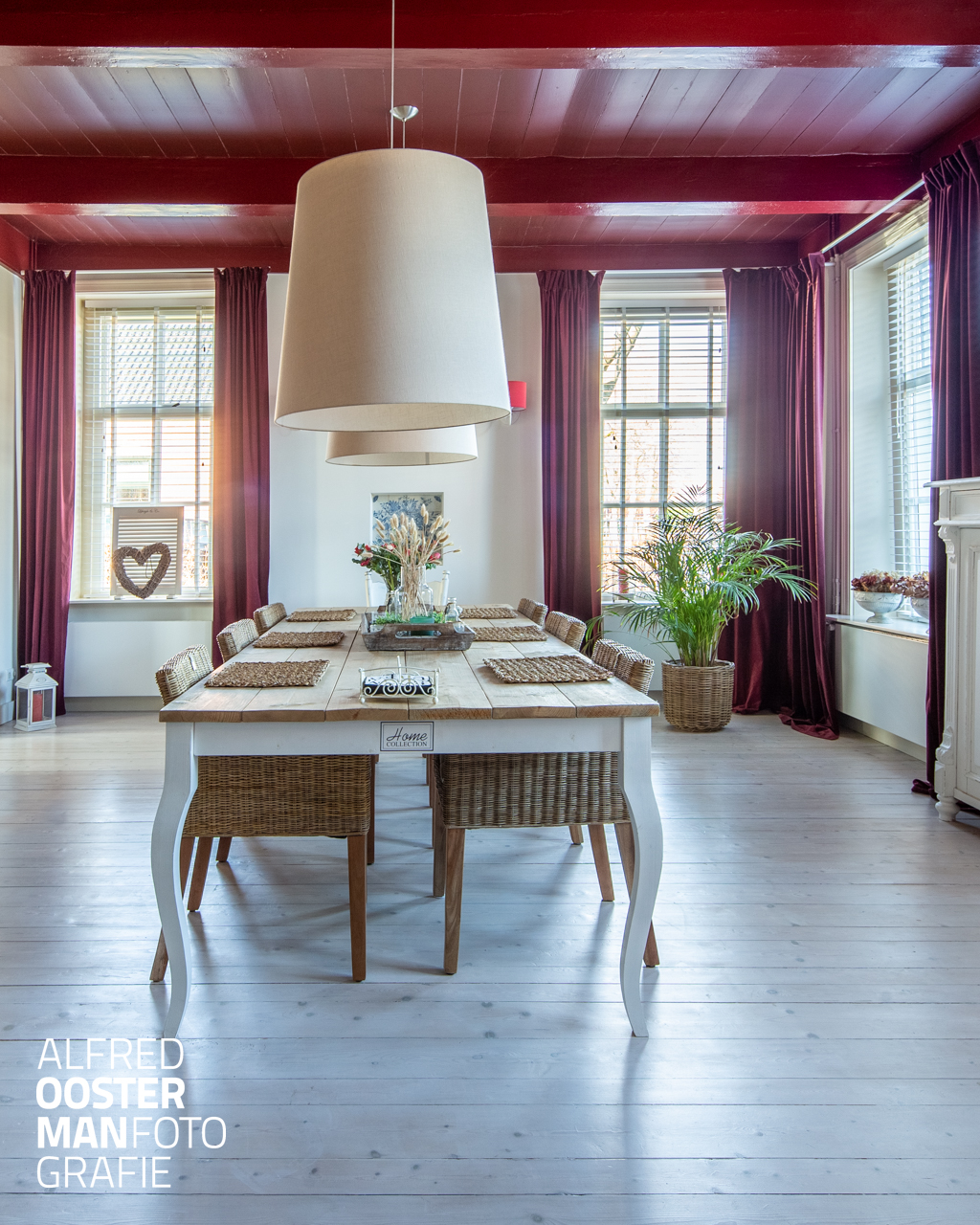Al bijna 10 jaar werk ik met plezier samen met Mijn Makelaar Noordenveld en Westerkwartier. Voor de woningen die ze in de verkoop krijgen maken we een uitgebreide beeldpresentatie. Natuurlijk zijn dat de foto's die wel de hoofdrol spelen in de presentatie. Zowel 'gewone' foto's als ook 360 graden foto's waar je zelf rond kunt kijken. Om de presentatie compleet te maken word er ook een korte video gemaakt. Een fijne samenwerking waarin we een mooi portret maken van de woning. Mijn Makelaar maakt een verzorgde brochure brochure en gaat op zoek naar een koper.   Het komende weekend staan we samen op de Jaarbeurs in Roden. Mijn Makelaar kan je alles vertellen over de aan- of verkoop van je woning. Op vrijdag en zondag kun je mij alles vragen over de fotografie van woningen en ook over de persoonlijke portretten die ik graag maak. Graag zie ik je in Roden op de Jaarbeurs.