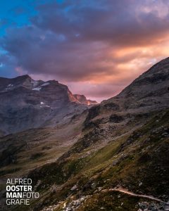 Nagenieten Na een opdracht foto’s uploaden, een routineklus. Al en toe zie ik in het rijtje foto’s dan ook eerdere opdrachten. Dat overkwam me net ook. Mijn oog bleef hangen op de vakantiefoto’s. Nog maar twee weken geleden en het lijkt alweer zo lang geleden. Hoewel, door het bekijken van enkele foto’s zit ik daar ook zo weer helemaal in. Hoog in de Alpen, met mijn zoon in een tentje bij een meertje overnachten. De zon zakt steeds lager en de bewolking geeft een prachtige voorstelling. We hebben de tijd en zien elke verandering voorbij komen. Op een klein gaspitje maken we een warme chocolademelk, we hebben er nog wat lekkers te snoepen bij.