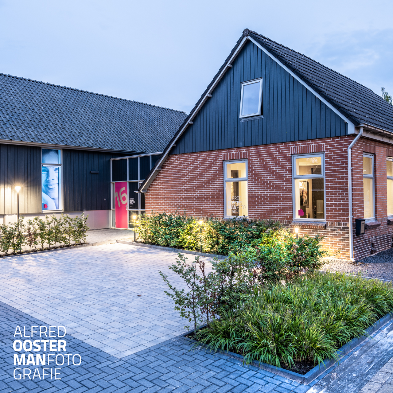 Volgens plan Dit voorjaar is er veel veranderd bij mijn studio in Peize. In het vorig najaar heb ik de plannen gemaakt en ben met verschillende bedrijven uit Peize in gesprek gegaan. Voor de bestrating kwam ik uit bij Been en Luinge stratenmakers, ze gaven me een helder advies over de keuze van de bestrating. Hovenier Peter Bruinen heeft de beplanting geadviseerd en geplant. Voor de het lichtplan heeft Erik Bergsma van 'Luceber verlicht' zijn visie gegeven over de keuze van de verlichting en deze ook geleverd. In maart zijn de meeste werkzaamheden gedaan. Oude bestrating eruit en geulen graven voor de stroomvoorziening. Vervolgens de bestrating er weer in, zwarte grond op de plaatsen waar beplanting komt en betonpoeren waar elektricien Piet Veenstra uit Tolbert de verlichting op heeft geplaatst. Een nieuwe brievenbus is nog in productie en wordt binnenkort ook geplaatst. Zo is het een compleet plaatje precies volgens plan.