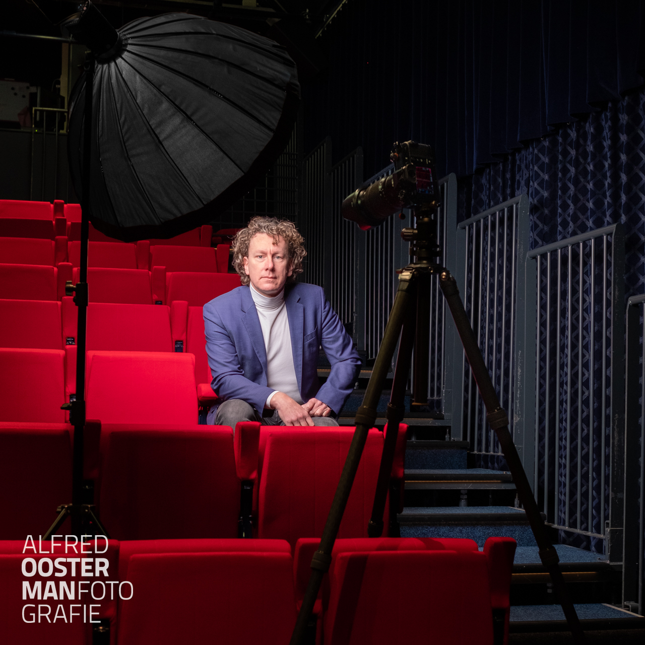 Een directie portretfoto op locatie in het theater.